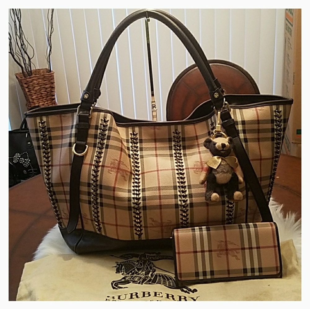 💋🖤👀RARE Burberry Lawrence Haymarket Bag👀🖤💋
